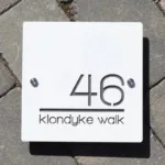 plaque de villa personnalisee blanc 30x30cm plaque de maison personnalisee